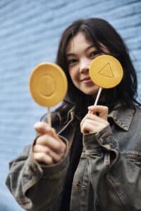 jovem com biscoito dalgona